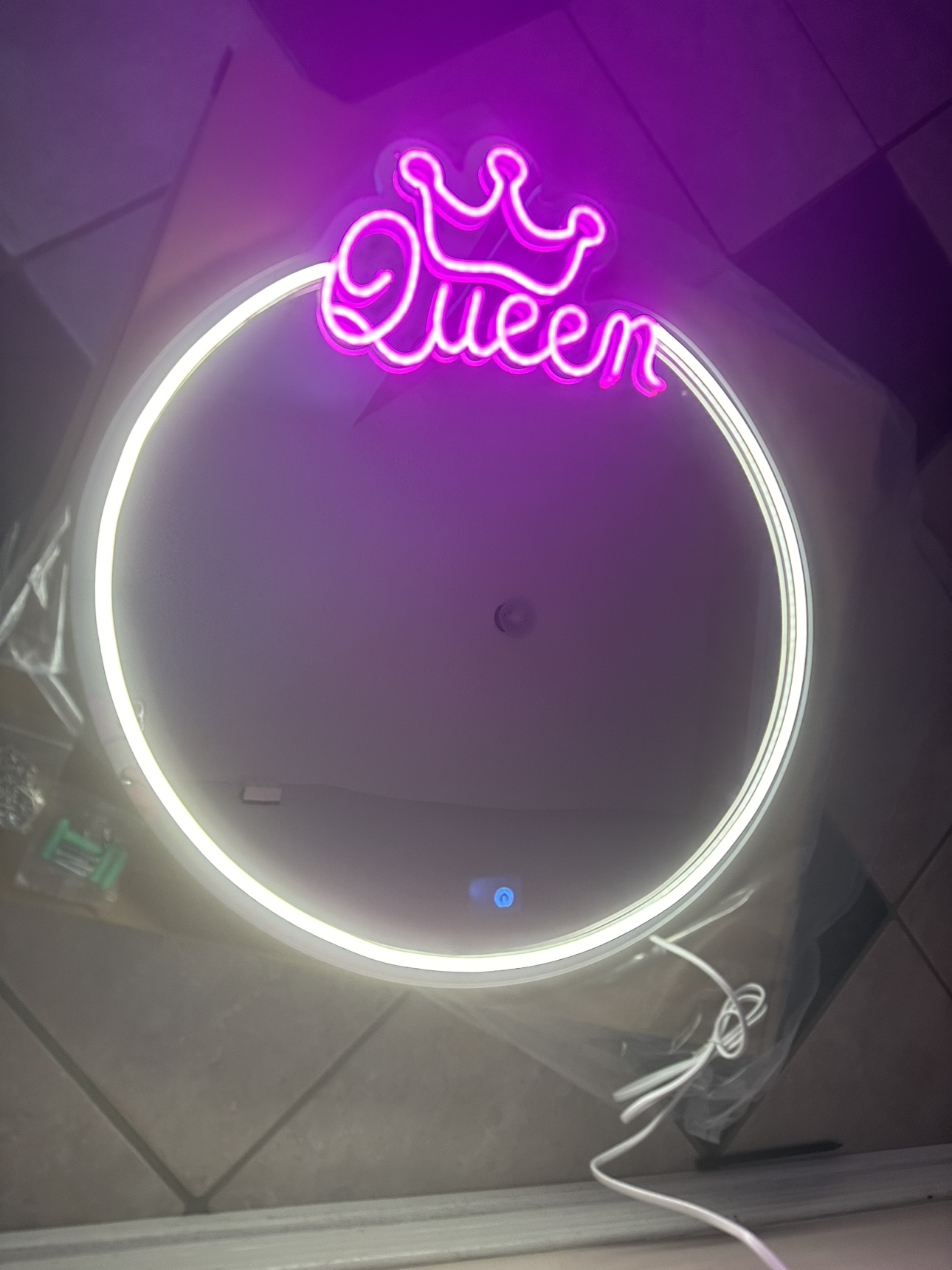 Round Mirror with Neon "Queen" Sign image indicator(2)