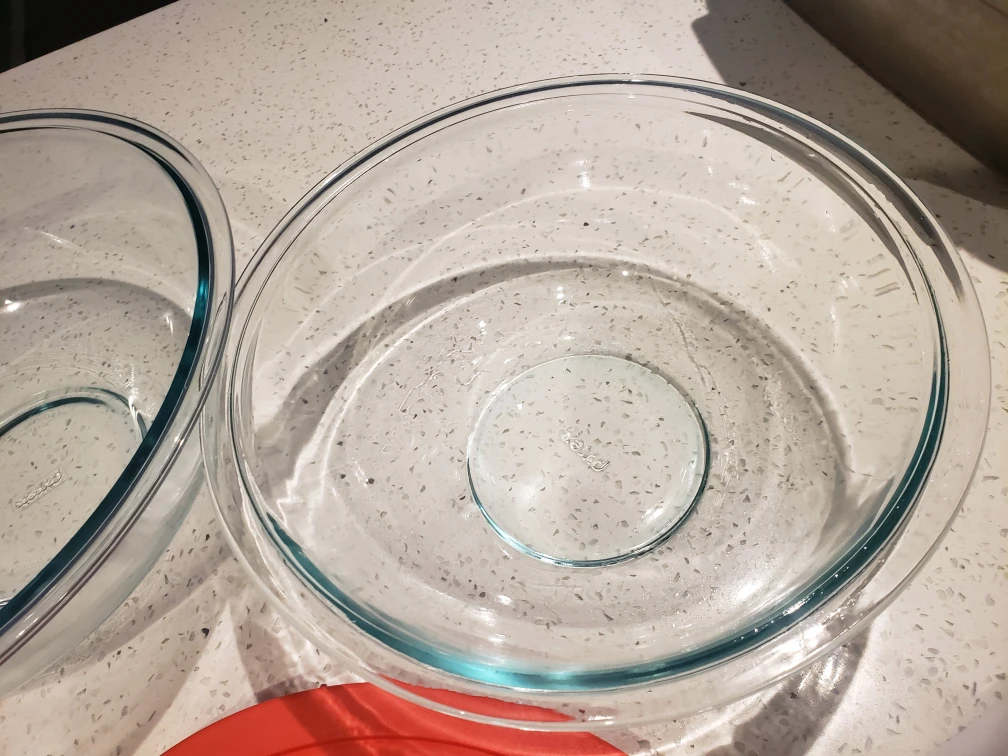 Set of 2 Glass Mixing Bowls with a lid