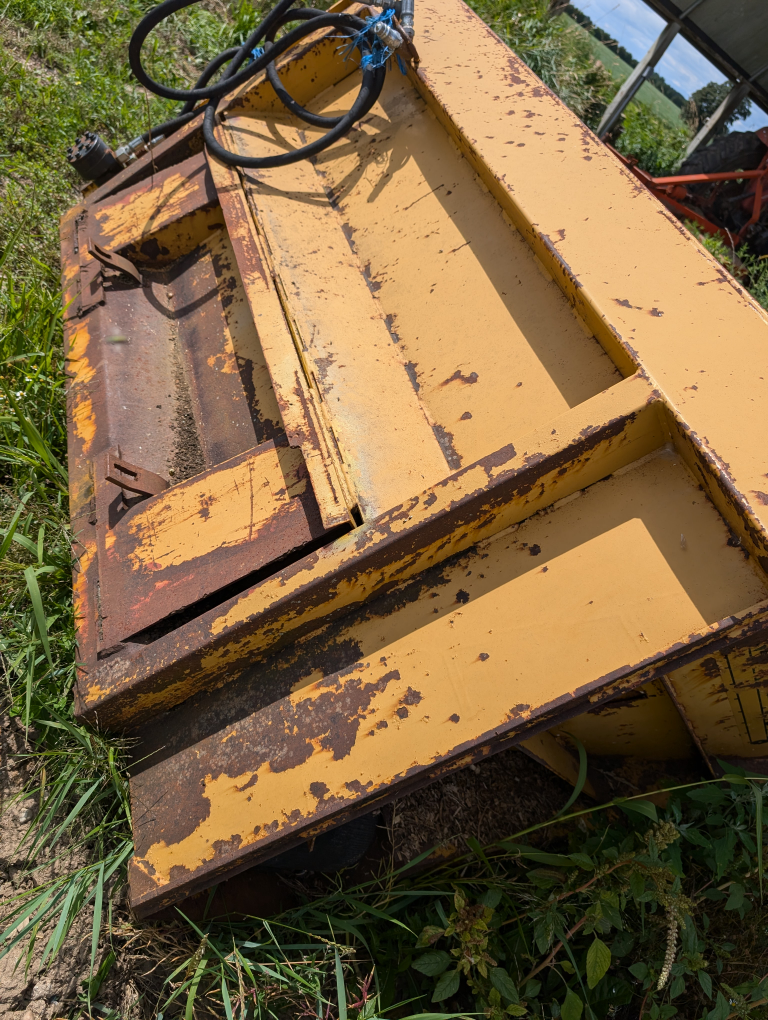 side shooter hydraulic feed bucket