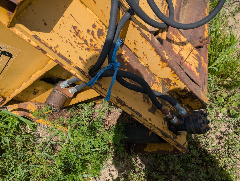 side shooter hydraulic feed bucket - photo 2