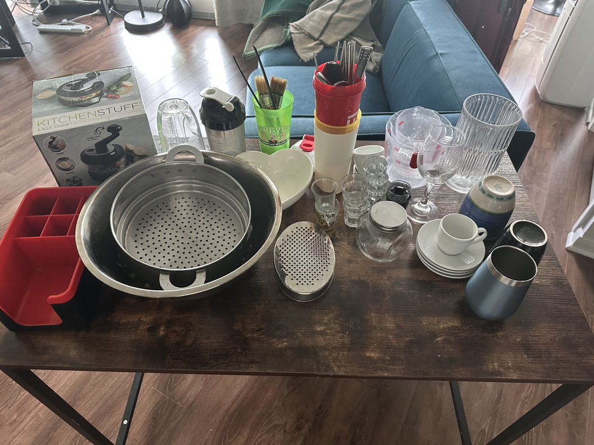 Kitchen Plates/Cups/Appliance Lot image indicator(2)