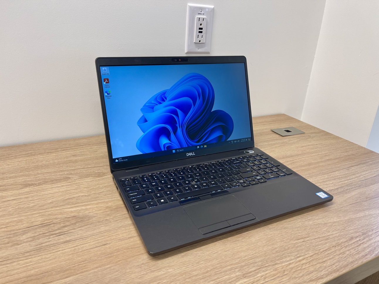 Dell Latitude 5500 Laptop image indicator(2)