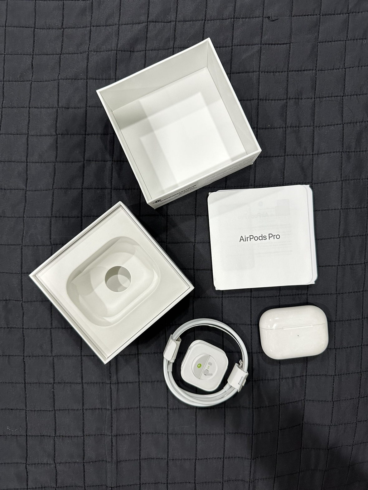 Used AirPod Pros with Wireless Charging Case image indicator(4)