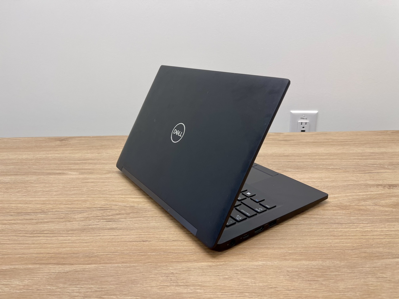 Dell Latitude 7390 Laptop image indicator(7)