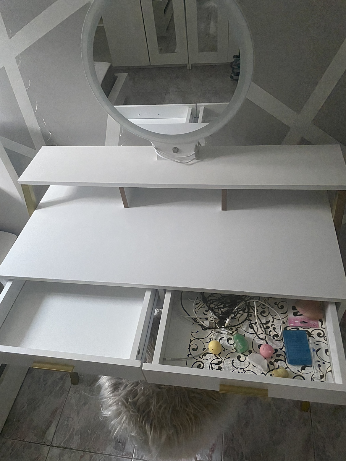 White vanity / desk - photo 4