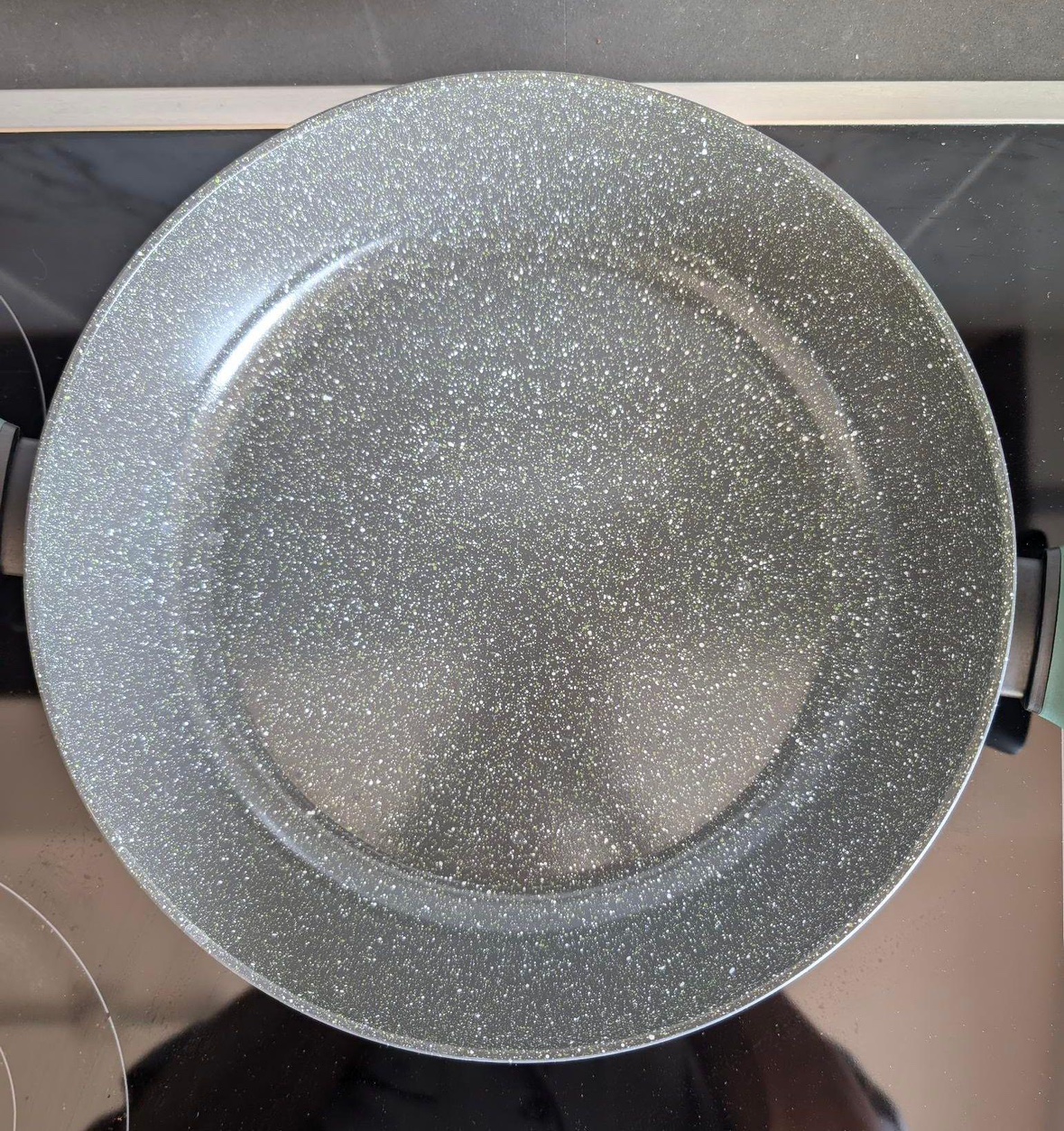 Green two-handled pan, aluminium, non-stick, Italian image indicator(4)