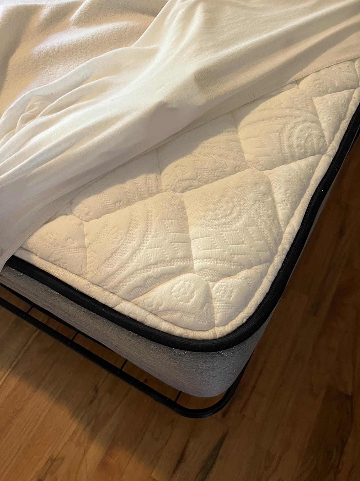 Queen size mattress with protector cover - photo 3