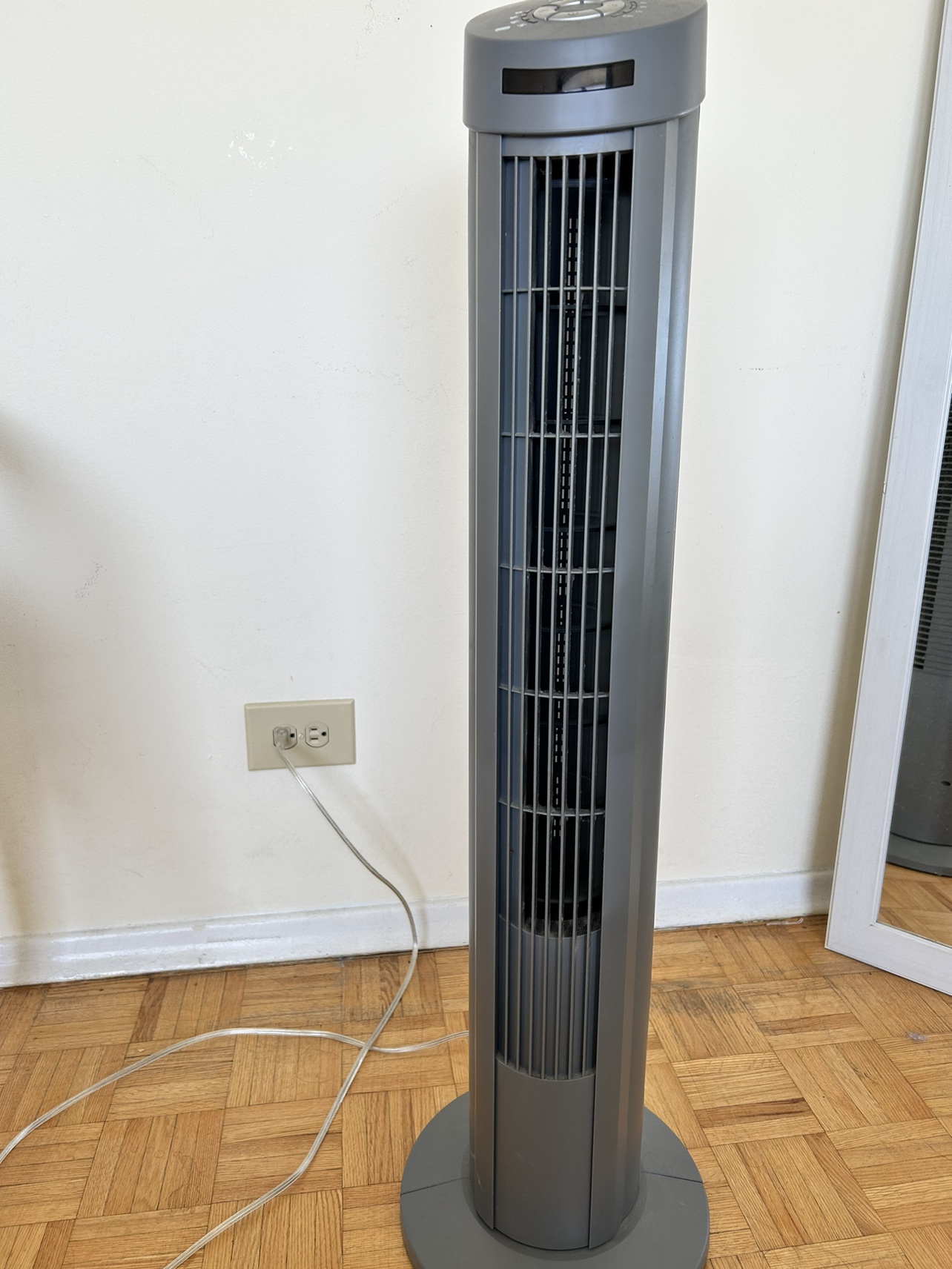 Seville Classics EHF10119P UltraSlimline Tower Fan - photo 2