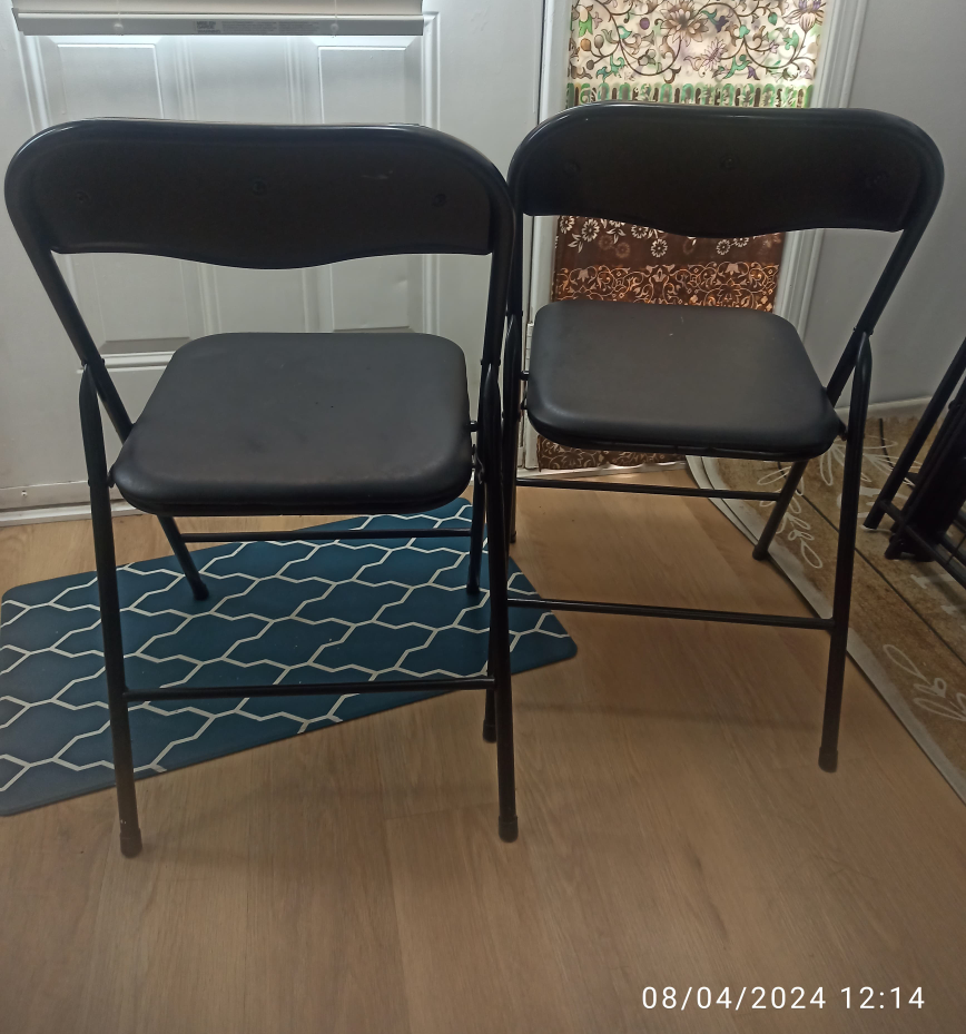 Chairs set of 2 - sturdy w/ little wear & tear thumbnail