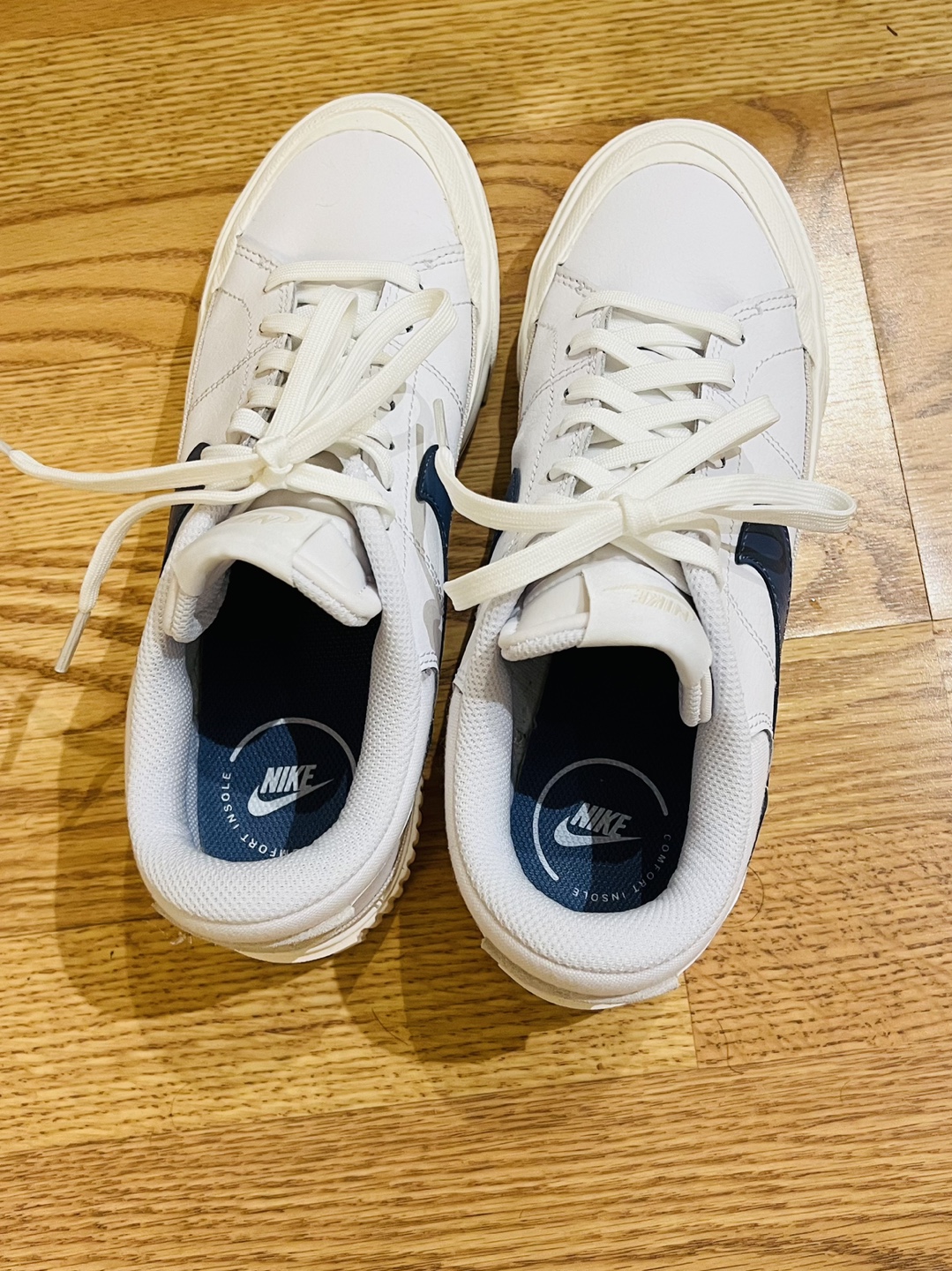 Women's nike sneaker 8.5 image indicator(5)