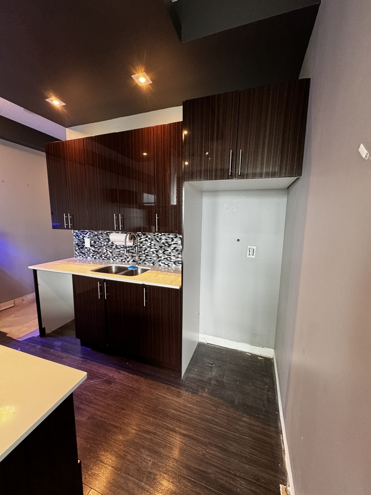 Kitchen Cabinetry island, quartz counters, sink, range fan - photo 4