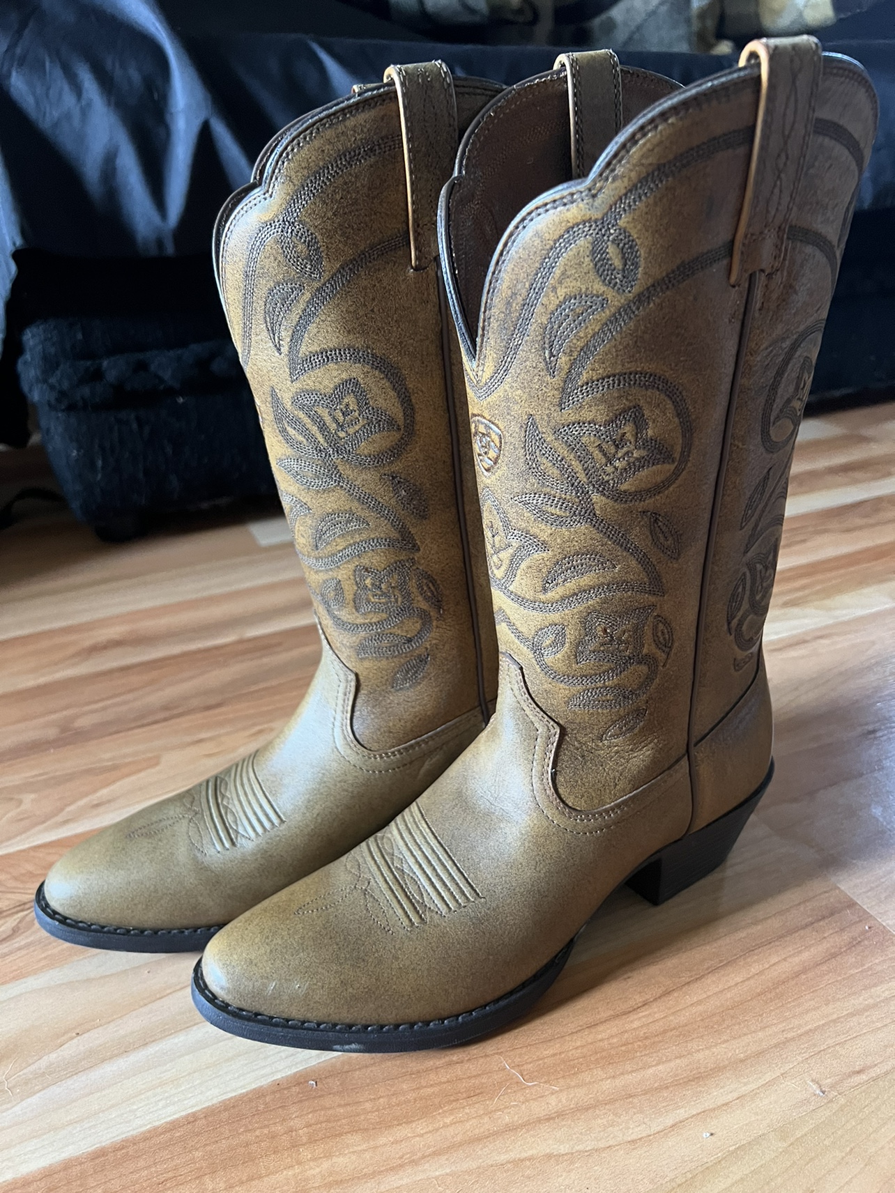 Cowboy boots for women’s size 8.5 B medium