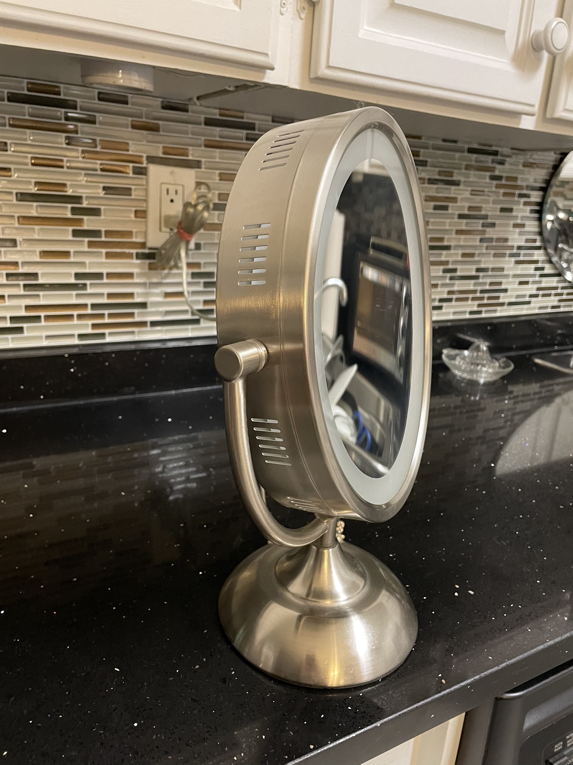 Magnifying 2 sided light tilt mirror - photo 4