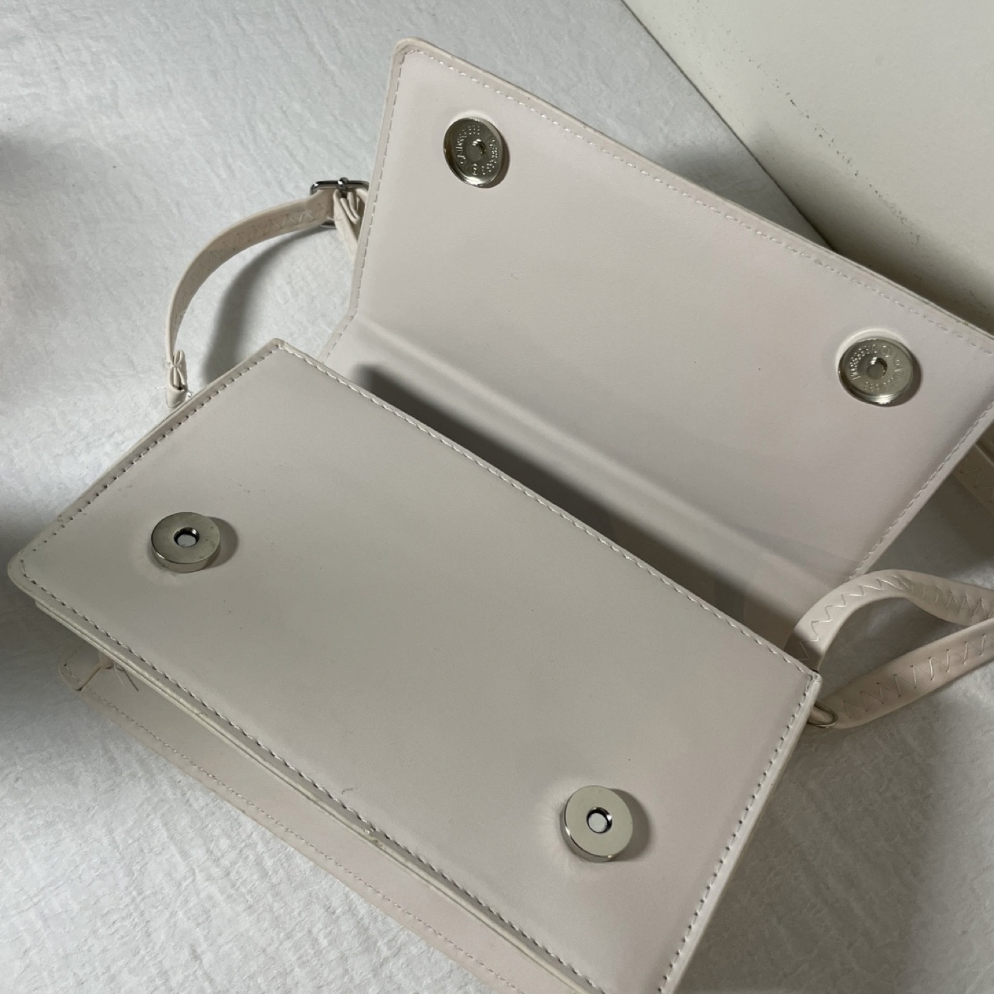 NEW white crossbody bag image indicator(6)