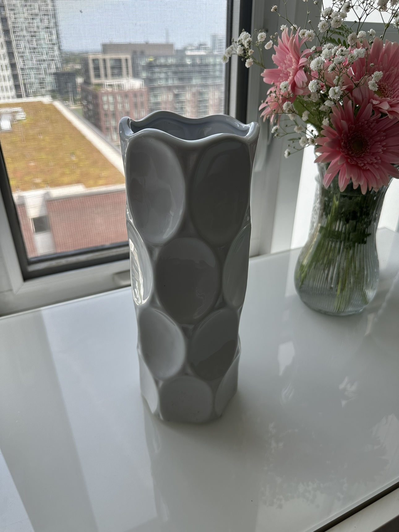 White vase image indicator(2)