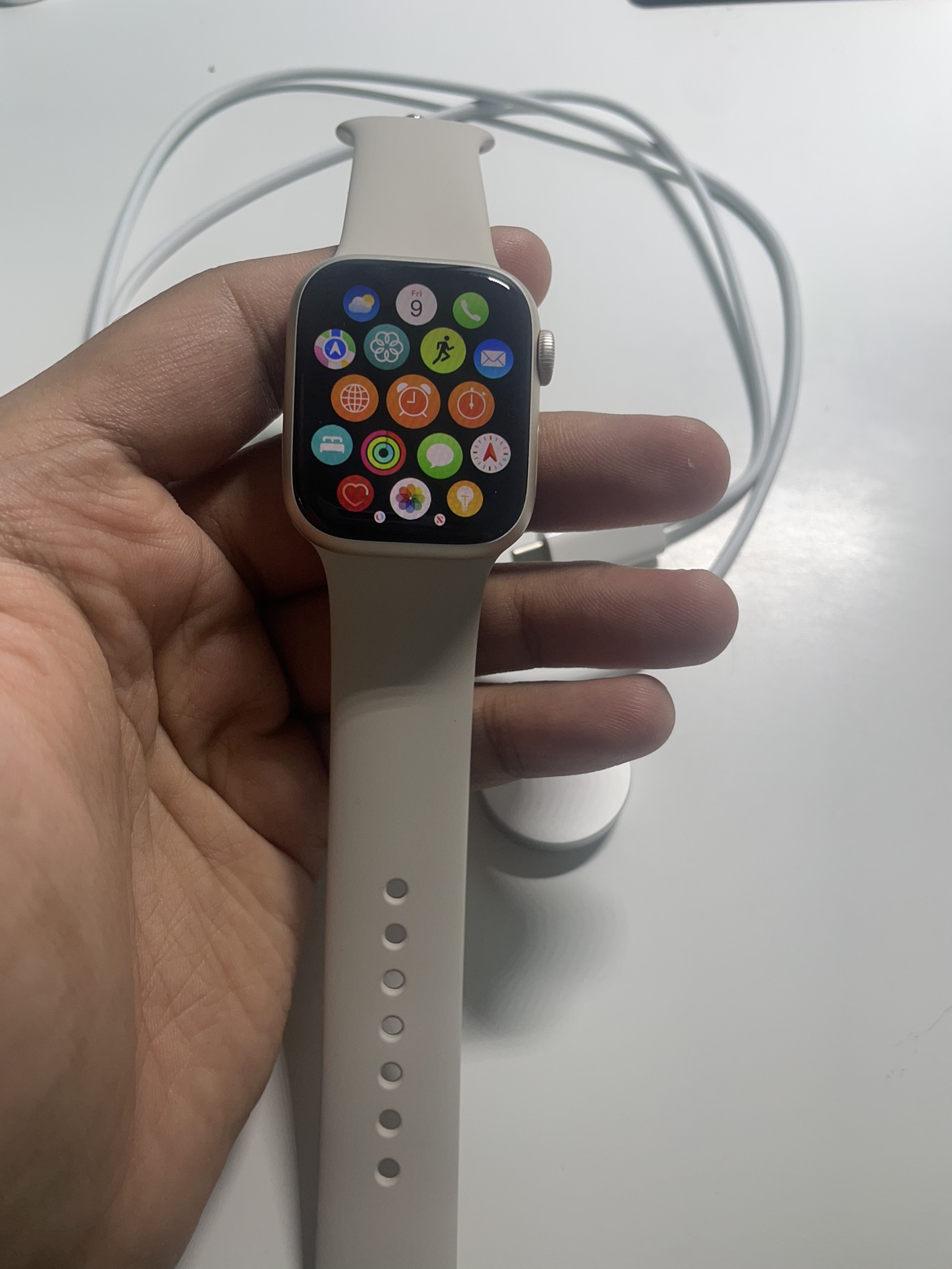 Series 8 starlight Apple Watch - photo 4