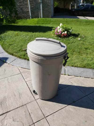 Rubbermaid 32 Gallon garbage can on wheel