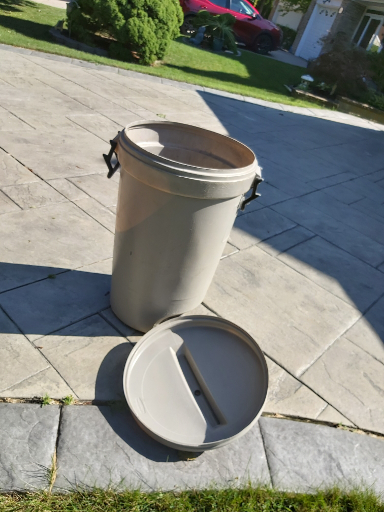 Rubbermaid 32 Gallon garbage can on wheel - photo 2