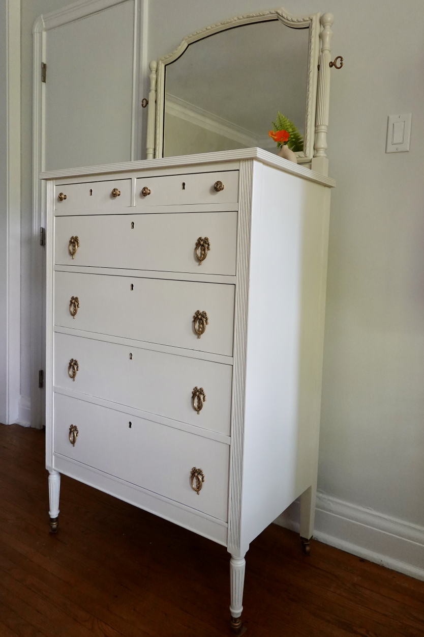 White Antique Dresser with Mirror - photo 2