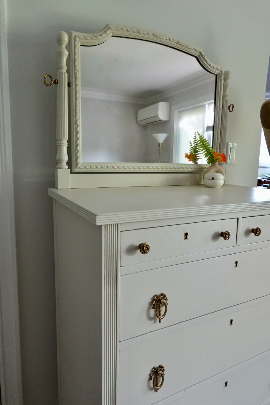 White Antique Dresser with Mirror - photo 3