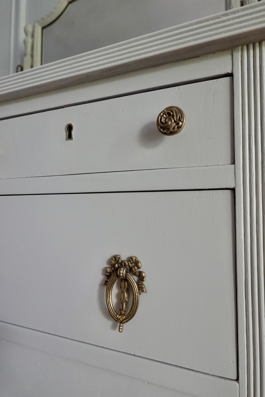 White Antique Dresser with Mirror - photo 4
