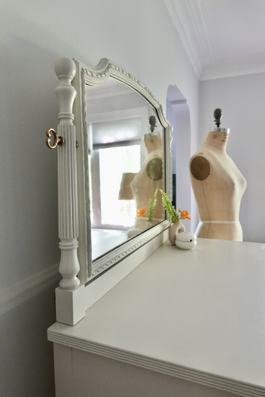 White Antique Dresser with Mirror - photo 5