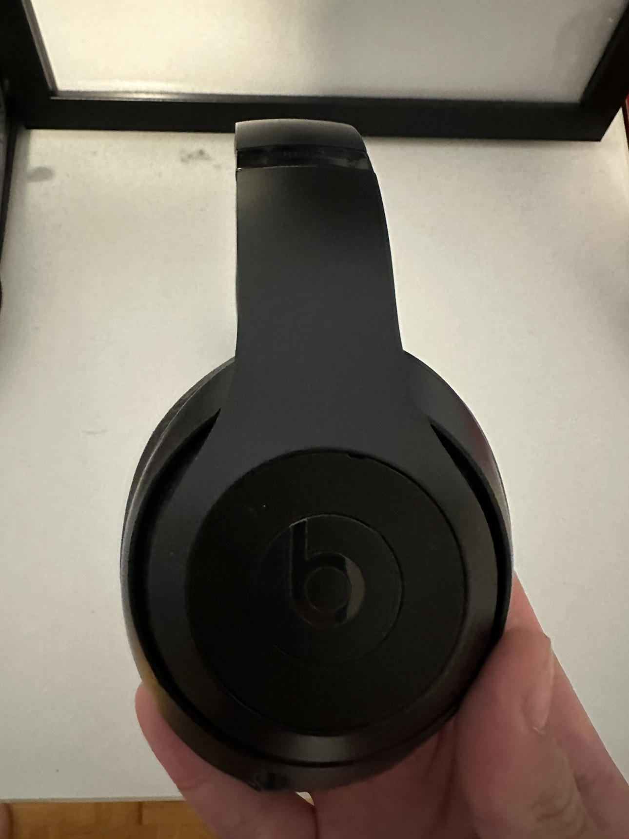 Beats Studio 3 headphones image indicator(5)