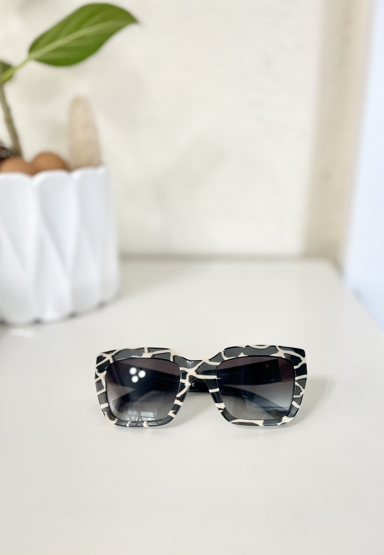 Authentic Valentino Sunglasses image indicator(5)
