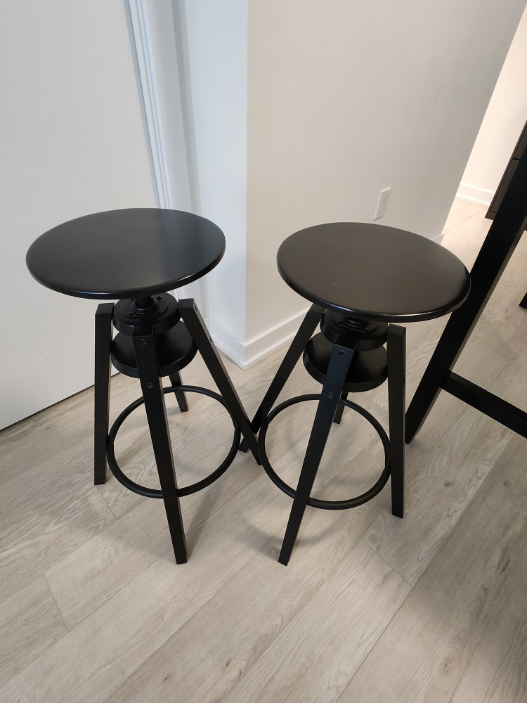 Bar Table and Stools Set - Impeccable Condition! - photo 2