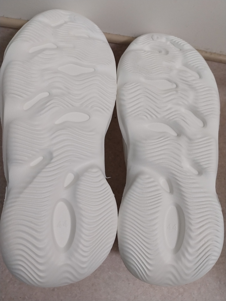 White Foam Runner Shoes Yeezy Size 10 image indicator(3)