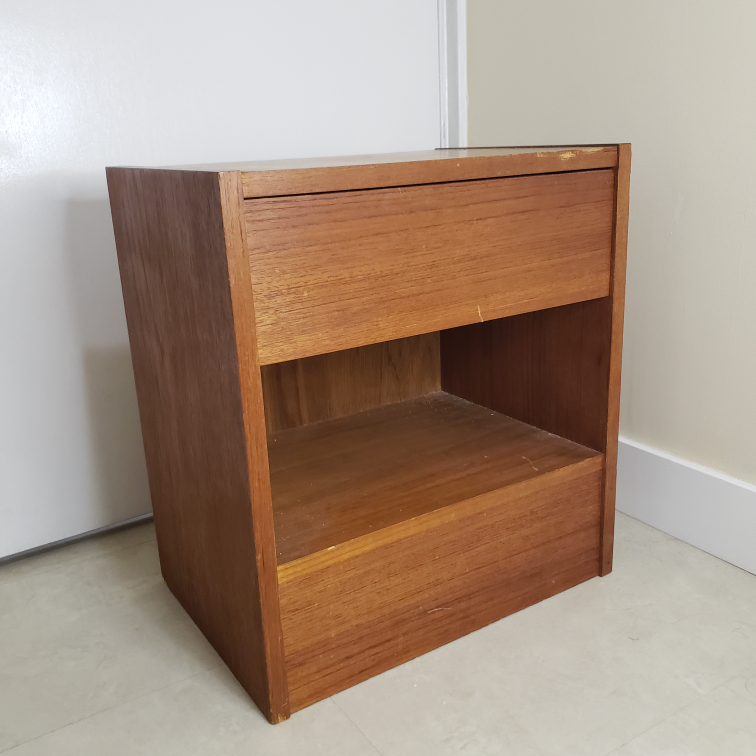 Danish Modern 1 drawer Teak / bedside shelf table