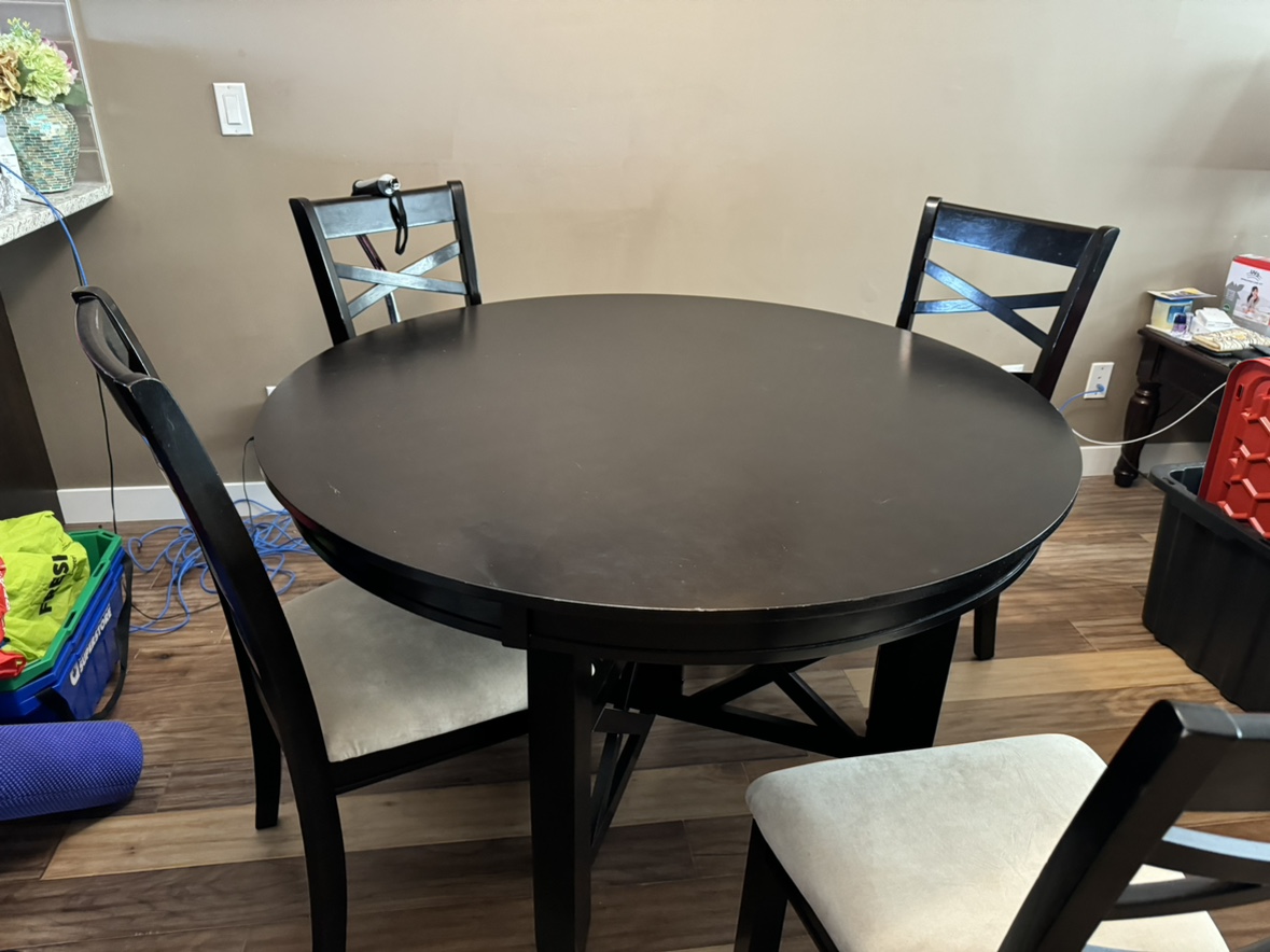 Table and 4 chairs - photo 4