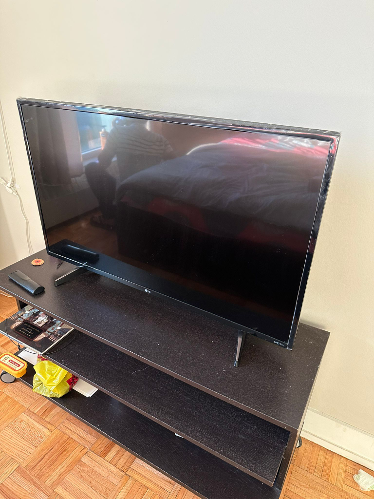 LG 43" Smart TV - photo 2