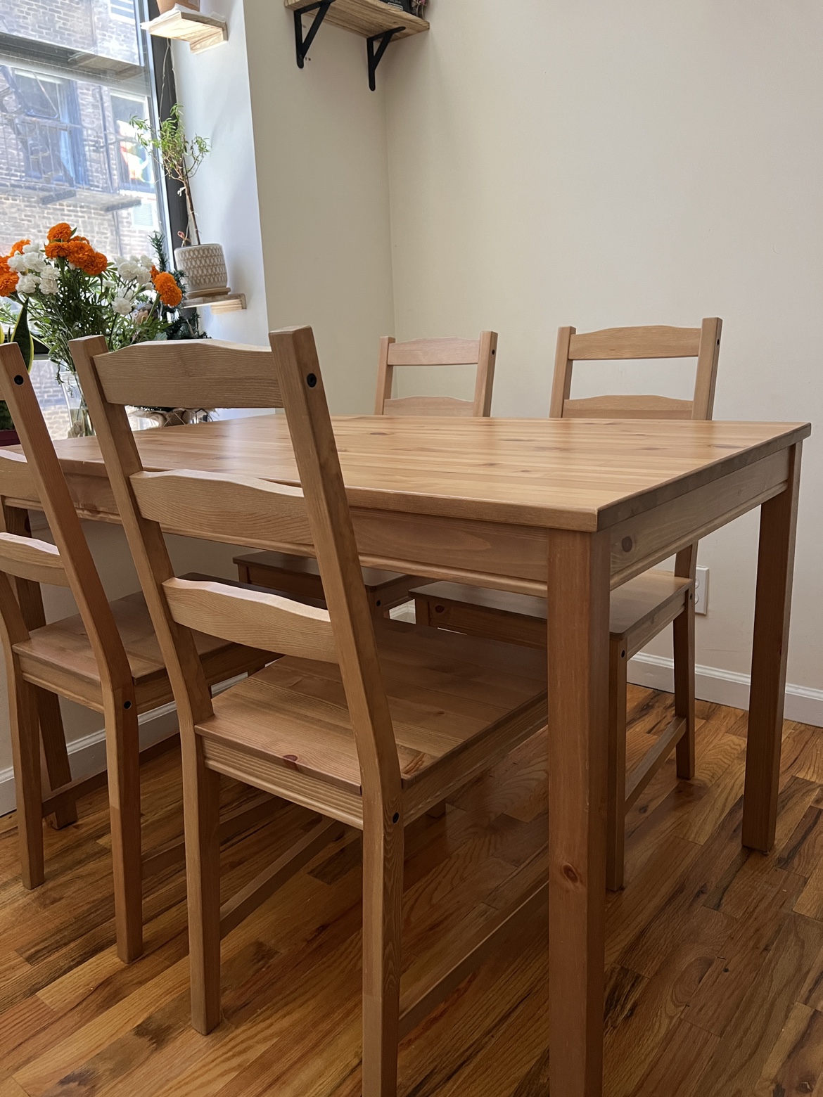 MOVING SALE Upper East Side - Dining table with 4 chairs