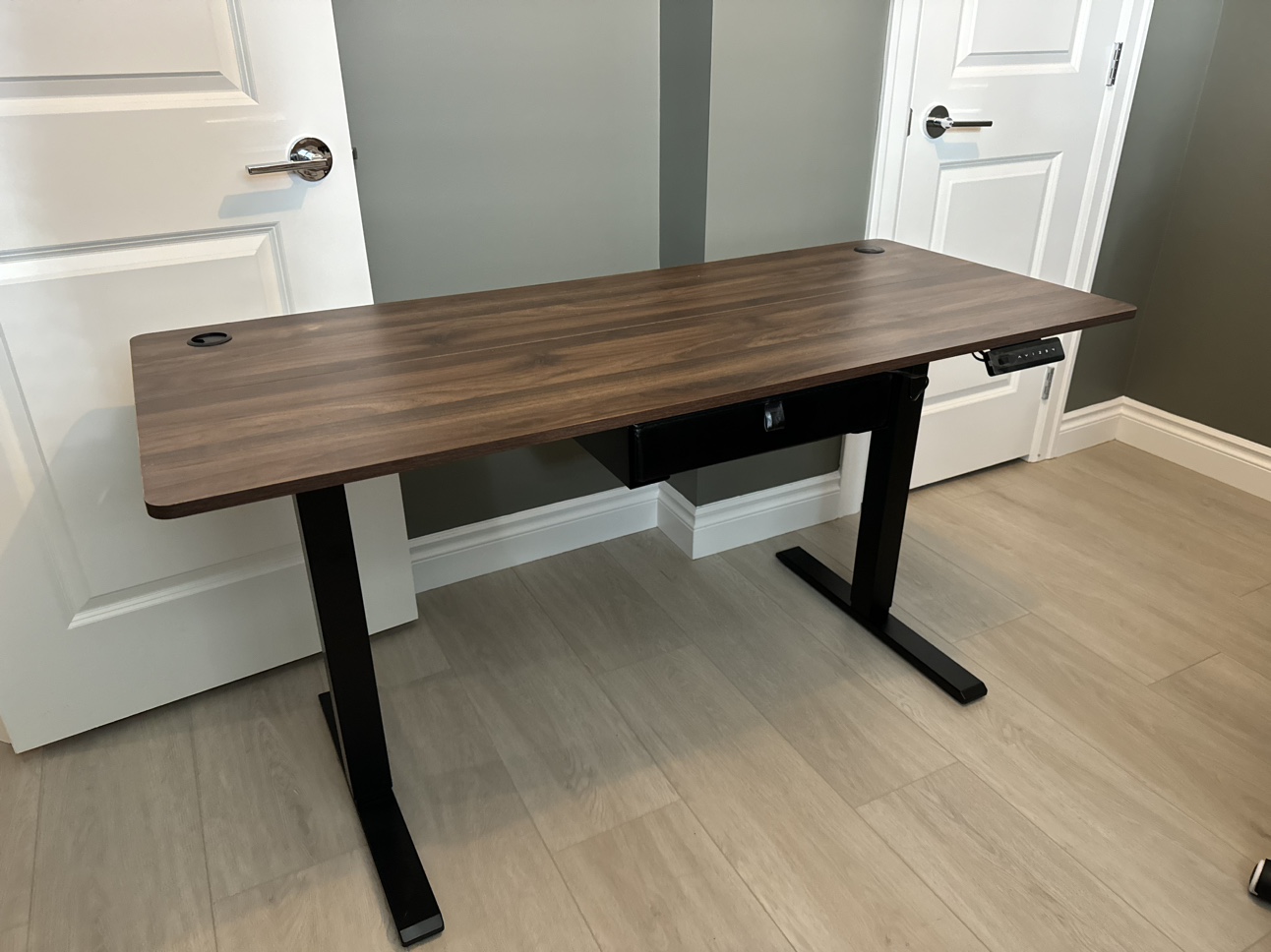Adjustable computer desk