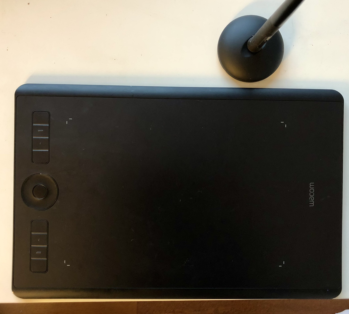 Wacom Intuos Pro Medium image indicator(2)