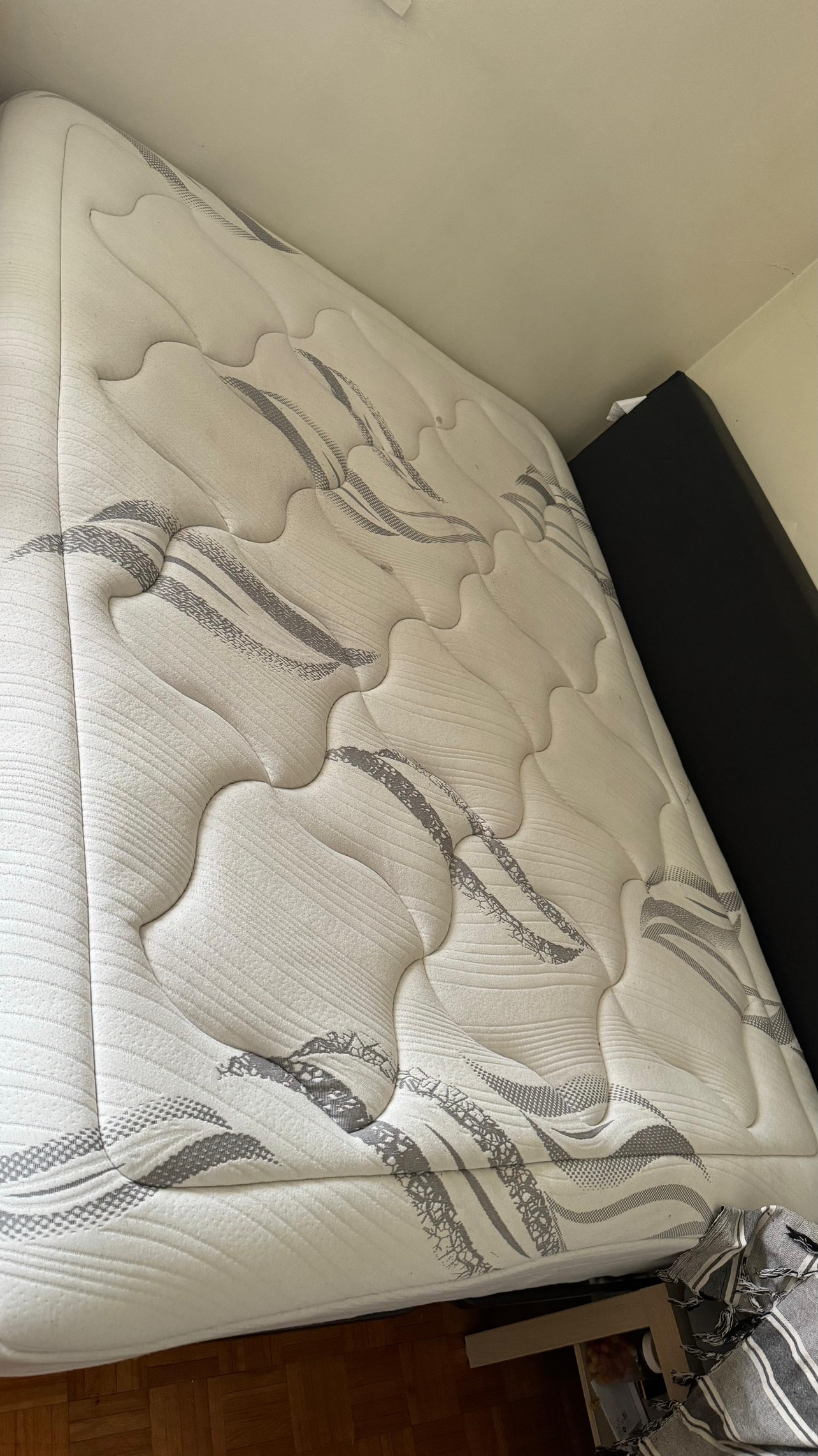 Zinus 12inch memory foam queen size Mattress