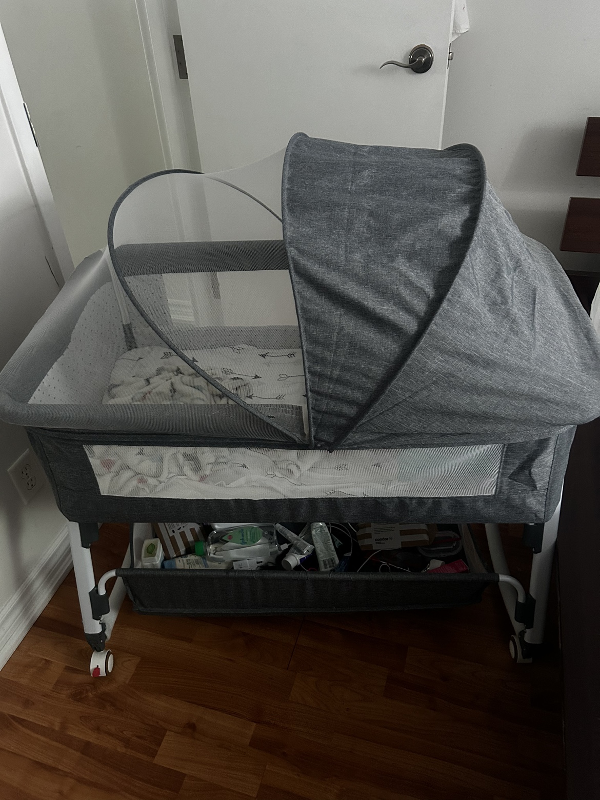Baby bassinet with canopy - photo 2