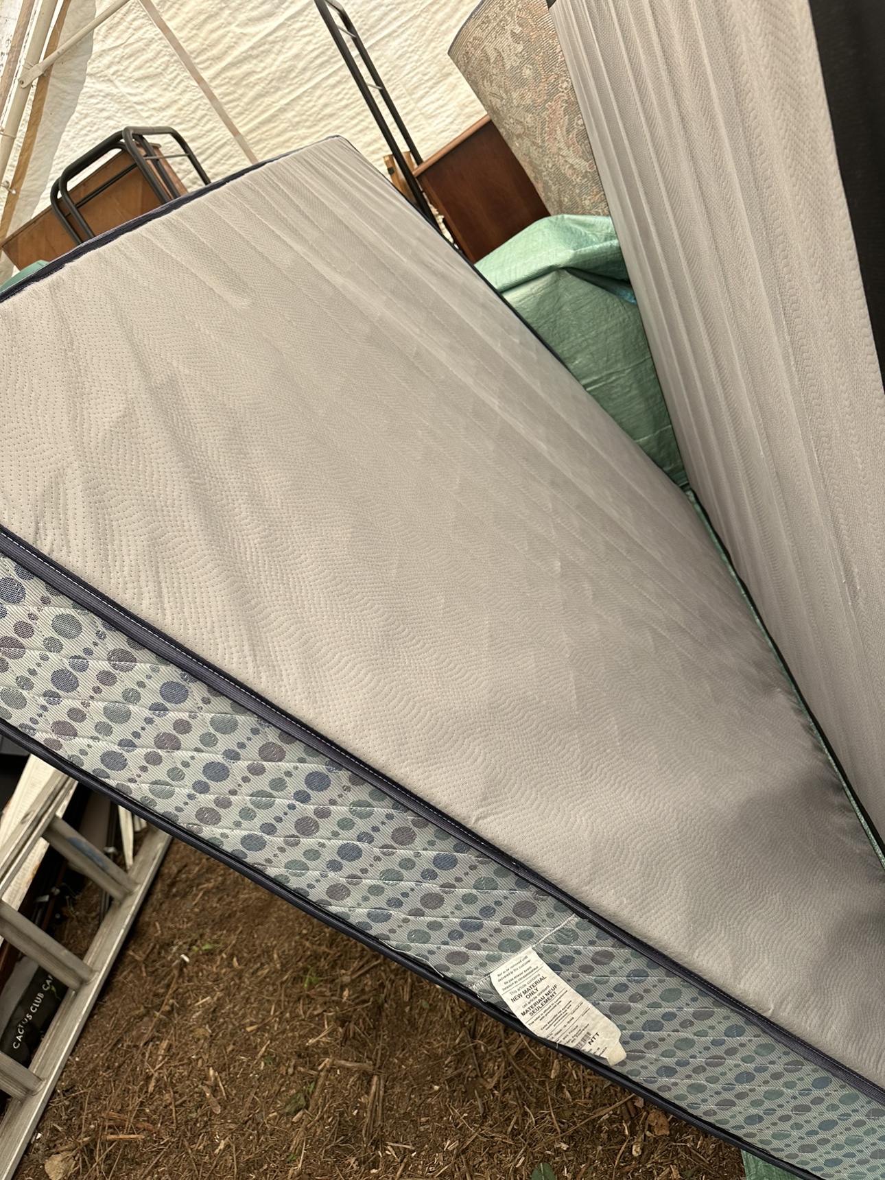 Queen mattress and box spring - photo 2