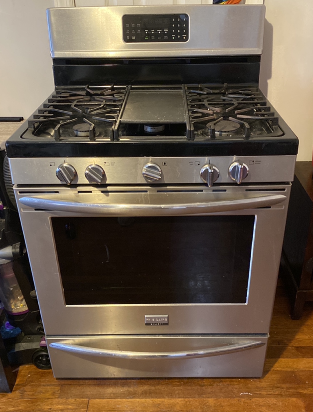 Gas Stove Frigidaire Like New .