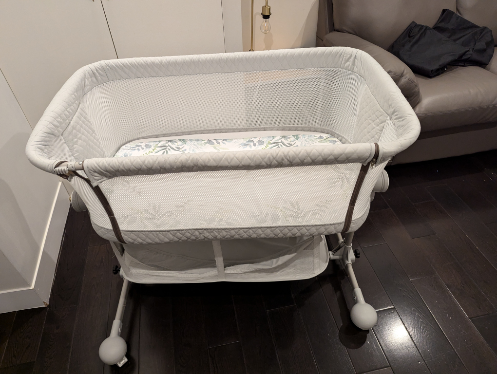 Fantastic Rolling Infant Crib - Good Condition - photo 2