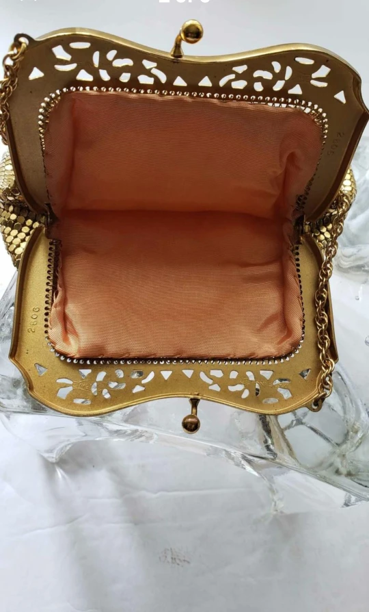 Stunning vintage hand purse image indicator(2)