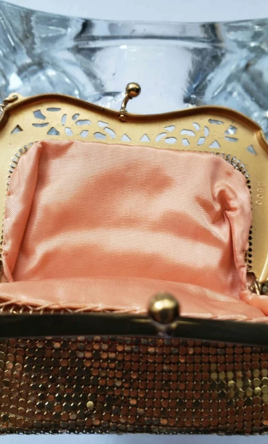 Stunning vintage hand purse image indicator(5)