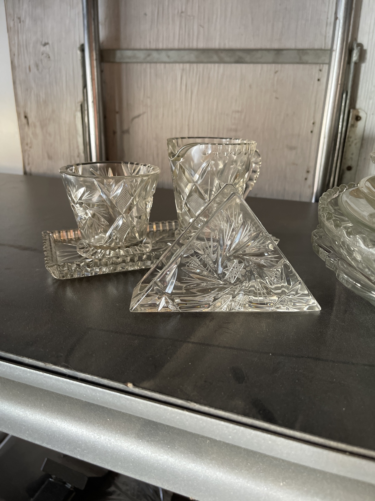 Assortment of crystal bowls, platters. - photo 4