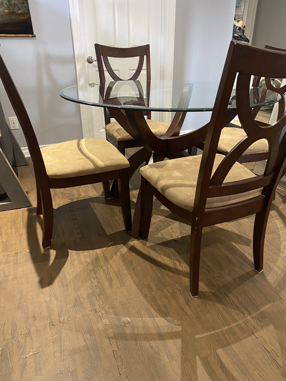 Kitchen table and four dinning chairs