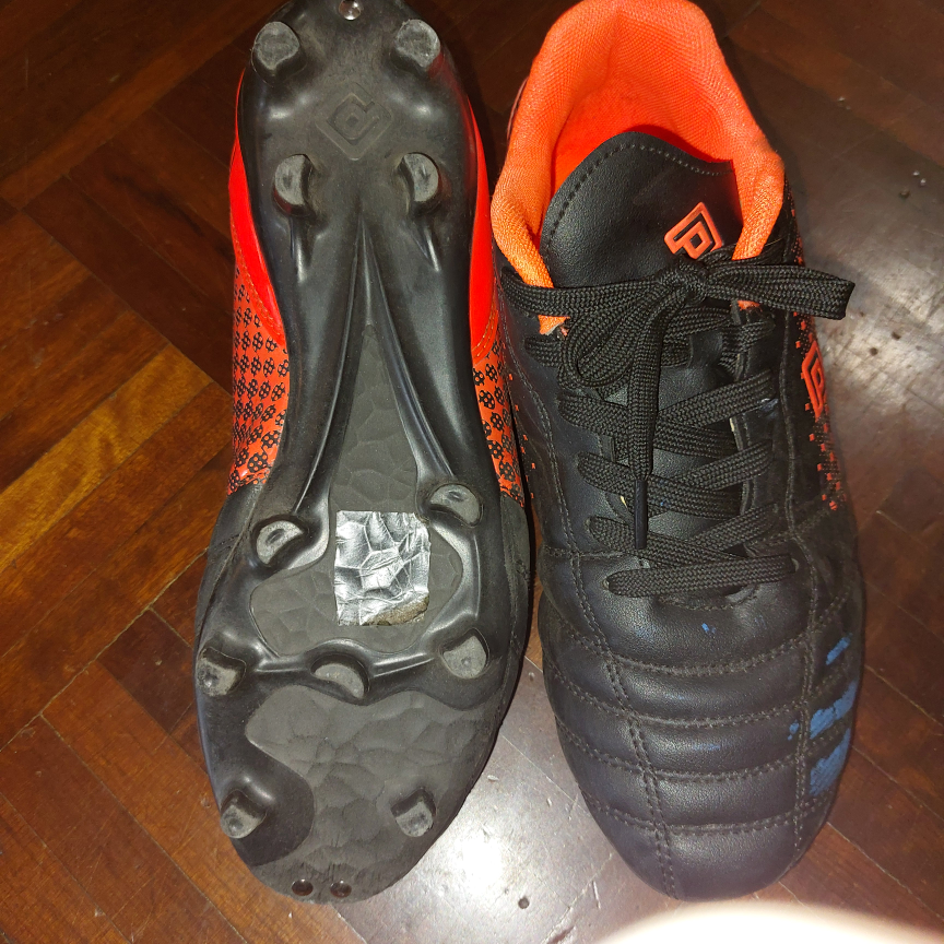 Dream Pair Soccer Cleats Boys/Men's Size 6. FREE Shin Gaurds EUC image indicator(4)