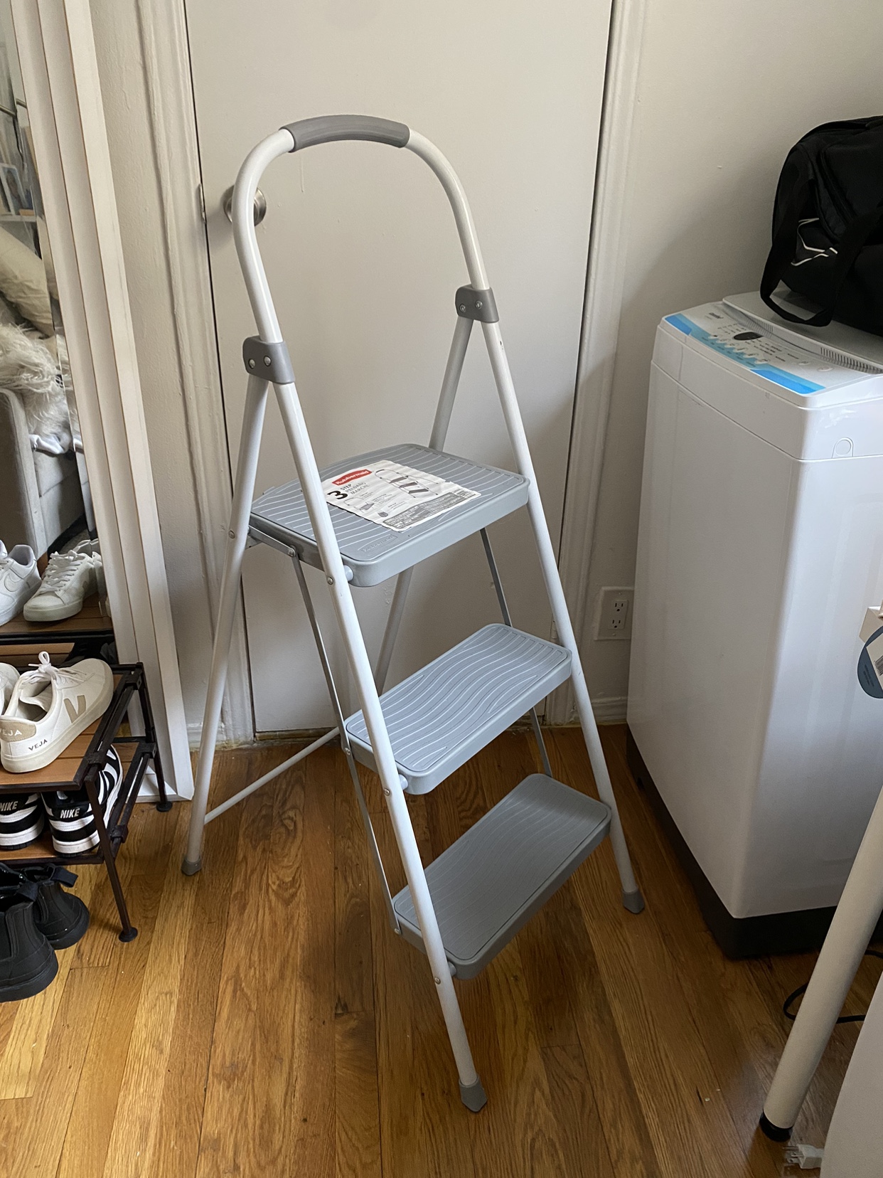 Rubbermaid three step ladder - photo 3