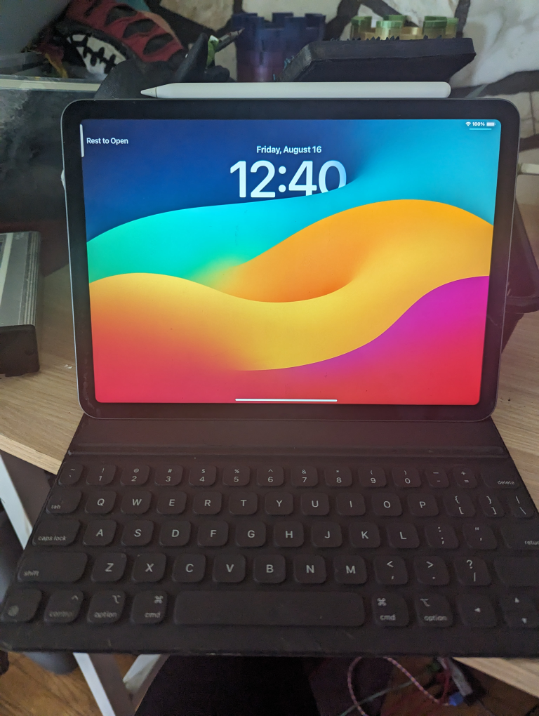 Apple Air 256 GB 10.9-in screen with keyboard and pen