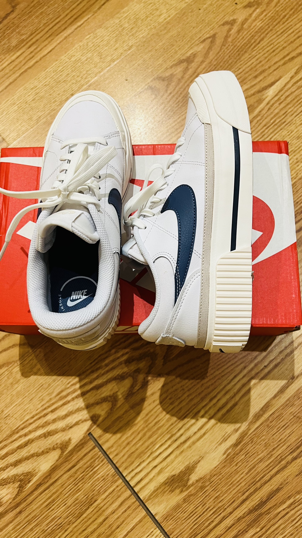 Women's nike sneaker 8.5 image indicator(7)