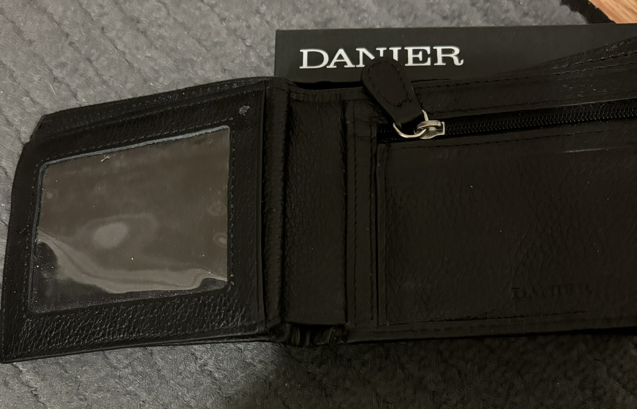 Danier leather wallet image indicator(2)